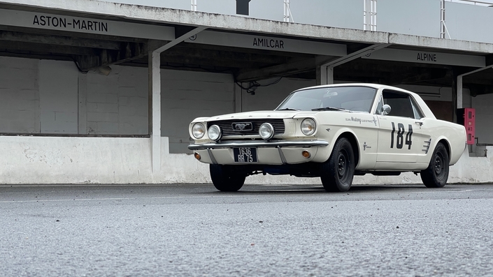 S1-anniversaire-un-homme-et-une-femme-et-une-ford-mustang-656218.jpg