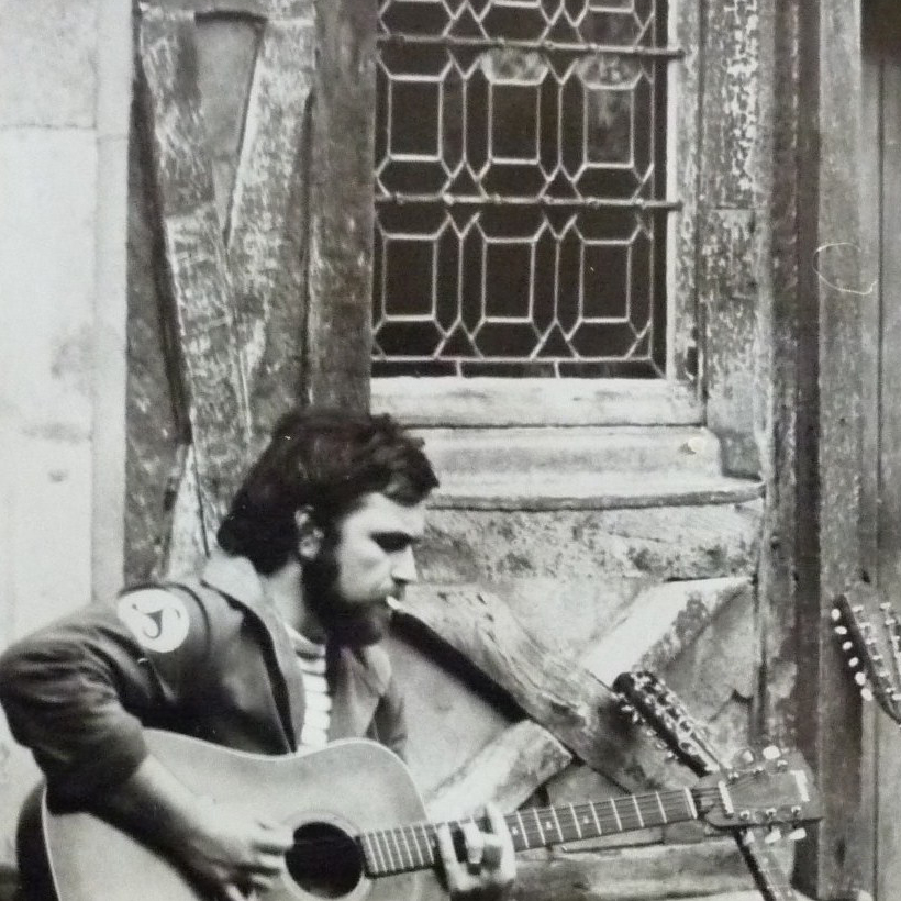 La voici avec son propriétaire (1974)