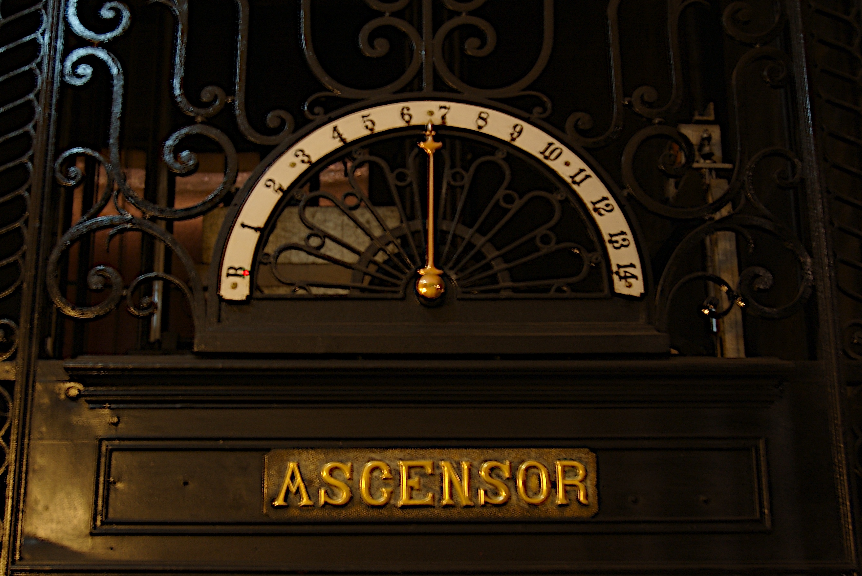 Buenos_Aires_-_Avenida_de_Mayo_-_Palacio_Barolo_-_Ascensor.jpg